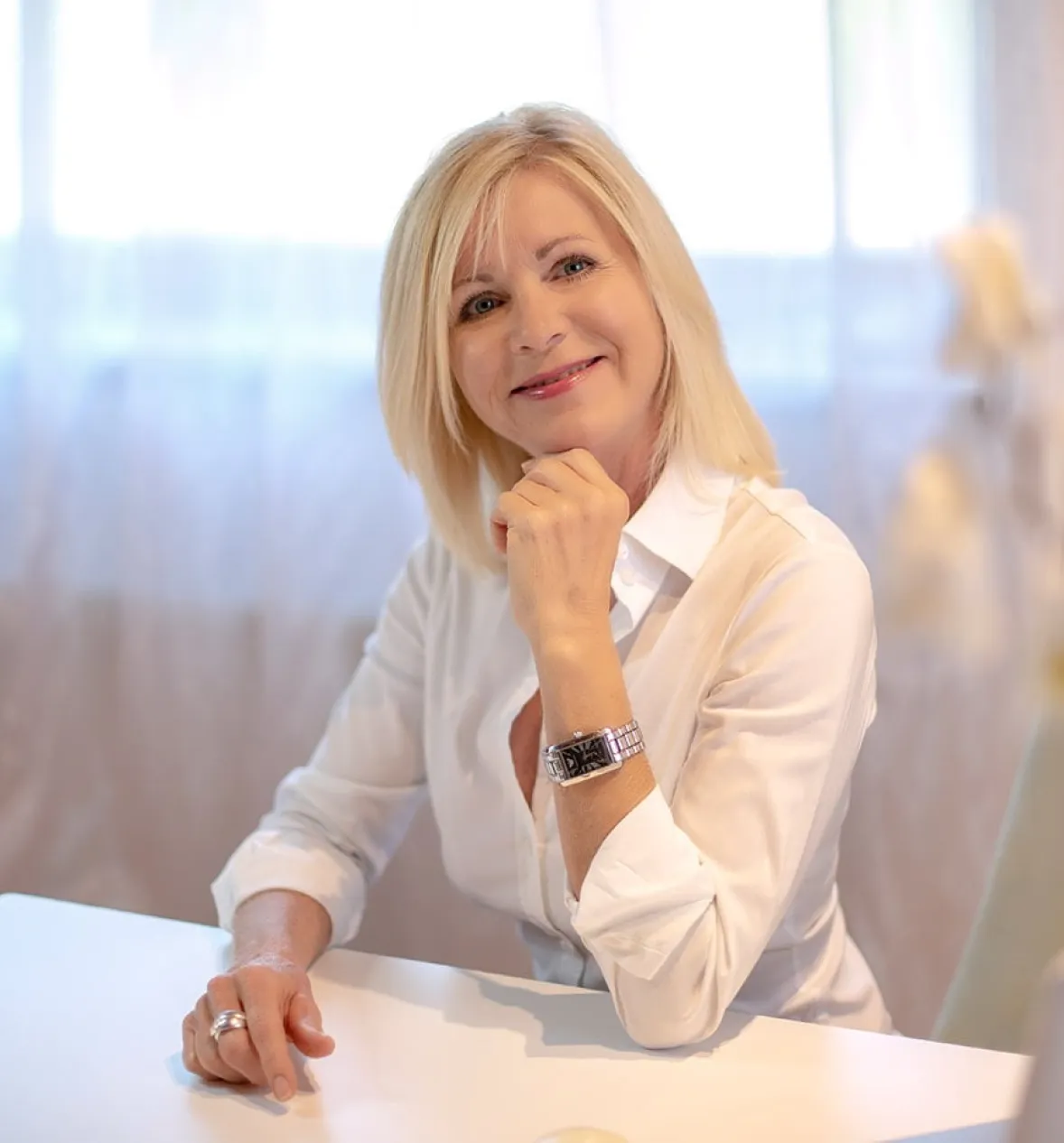 InaLeitner-Heilpraktikerin-Weilheim-Starnberg Heilpraktikerin Ina Leitner sitzt am Schreibtisch in ihrer Heilpraxis in Weilheim bei Schongau