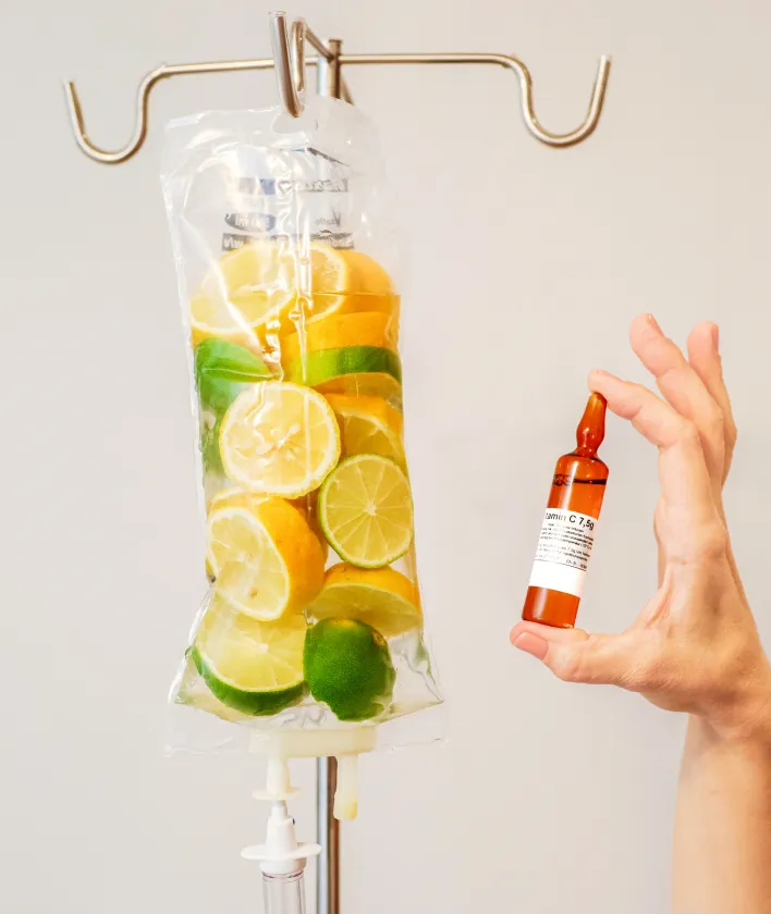 Infusion mit Früchten zur Verdeutlichung der Vitamine in einer Infusion in der Heilpraxis Schönheilen in Weilheim bei Schongau
