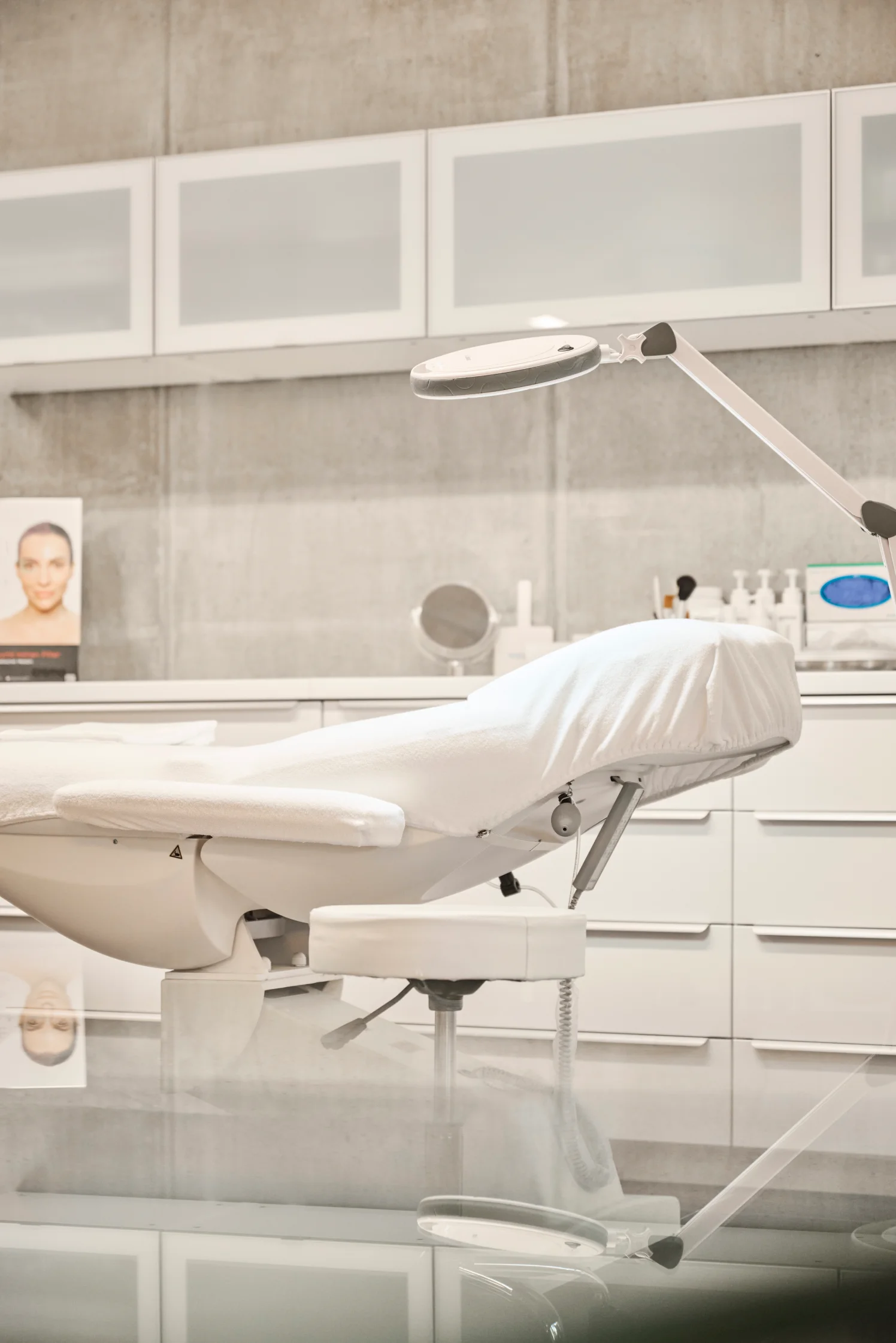 Behandlungsraum im mordernen Design mit Behandlungsliege zur Durchführung von Unterspritzungen in der Praxis Schönheilen in Weilheim