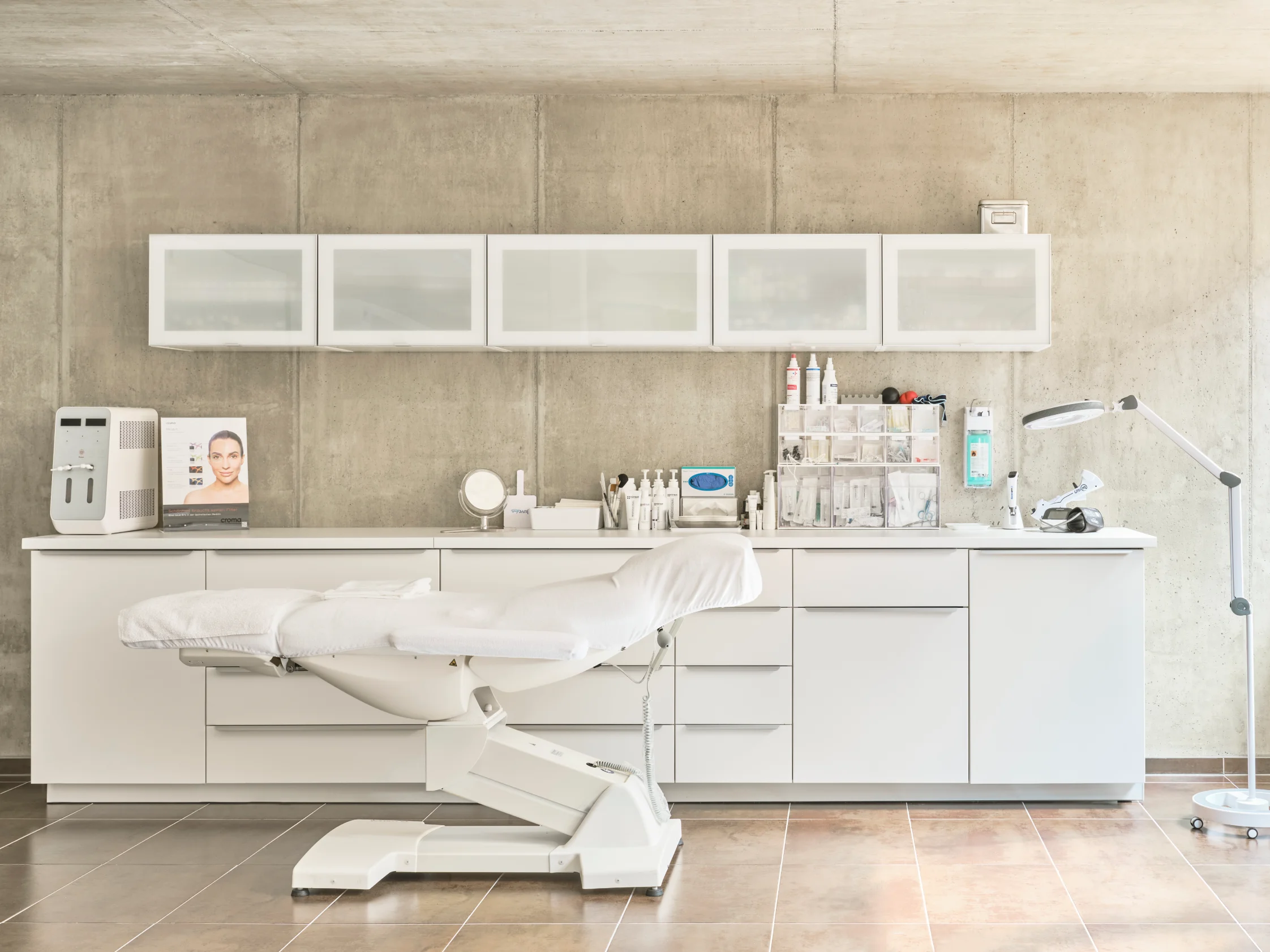 Behandlungsraum im mordernen Design mit Behandlungsliege zur Durchführung von Unterspritzungen in der Praxis Schönheilen in Weilheim